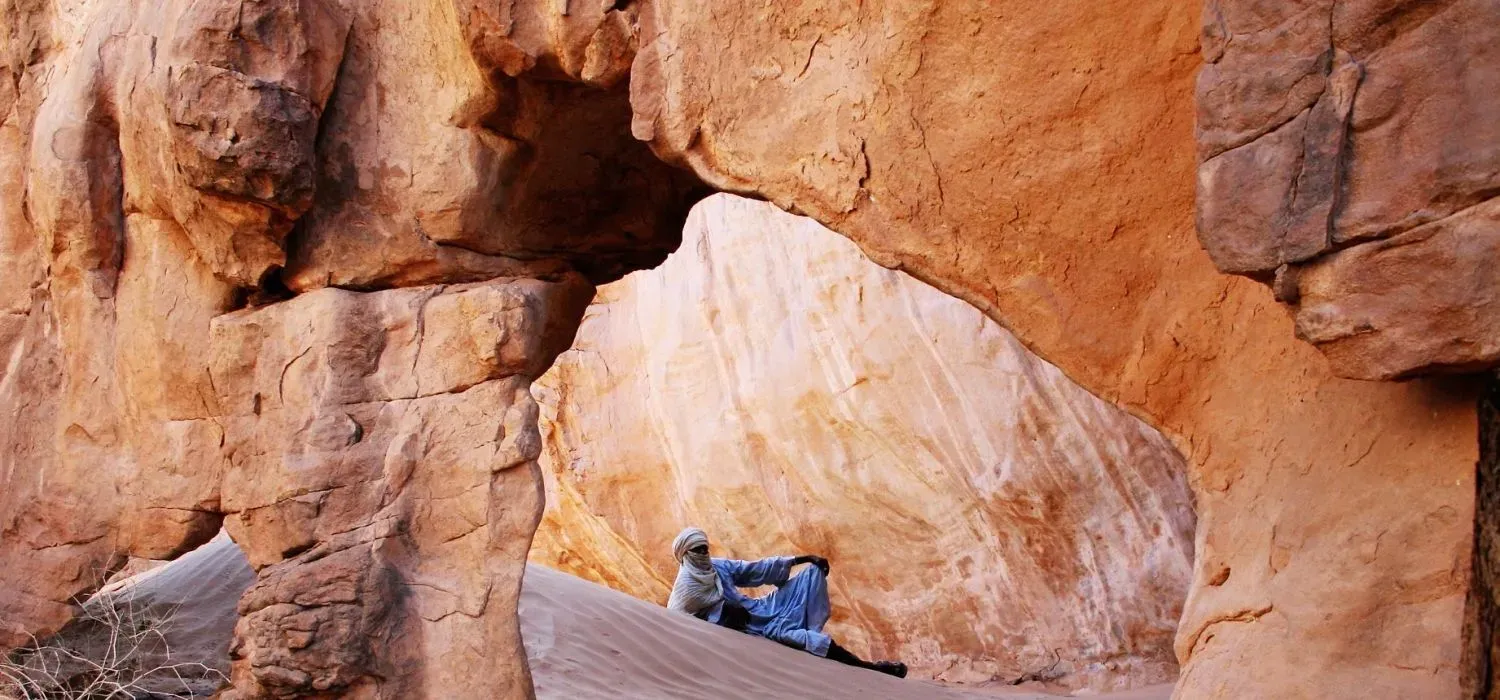 Guide Touareg dans un site rupestre