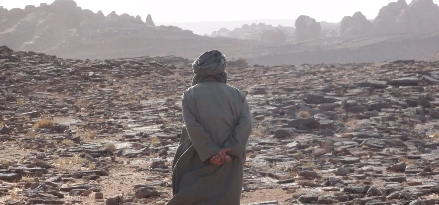 Guide touareg durant une randonée dans le Sahara